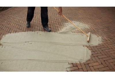 Zelf uw tuintegels voegen