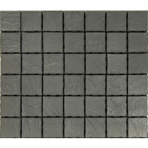 Bestrating van donkergrijze Plazza 15x15x6 cm Basalt betonstenen in een strak legpatroon.