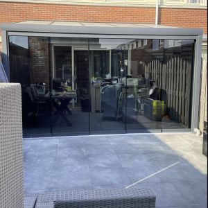 Glazen schuifwand 6 rail met getint glas (RAL 9005MS Gitzwart)