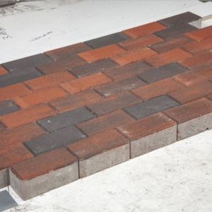 Betonstraatsteen 21x10,5x8 cm Rood-zwart