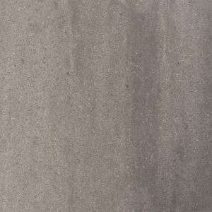 Moderne grijze Cottage Stones Ashbury betontegels 60x60x4 cm met een gewolkte toplaag op een strak terras.