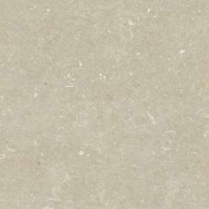 Extra grote zandbeige Douglas & Jones Rinacenza Conchiglia Arena terrastegel van 120x120 cm met verfijnde fossiele texturen en een matte afwerking.