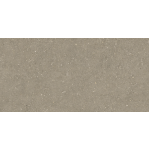 Zijaanzicht van de Douglas & Jones Rinacenza Pietra Arena terrastegel (60x120 cm) in warm taupe-greige met een voelbare natuursteenstructuur en strakke randen.