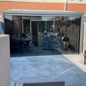 Glazen schuifwand 4 rail met getint glas (RAL 7016MS Antracietgrijs)