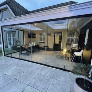 Glazen schuifwand 3 rail met helder glas (RAL 9005MS Gitzwart)