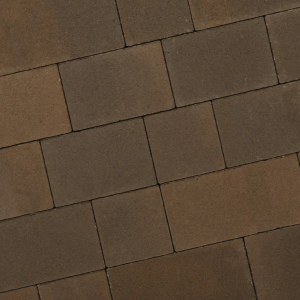 Bruingrijze geperste betonklinkers Recto London in klein wildverband met waterafstotende deklaag en afstandshouders voor een sfeervolle oprit