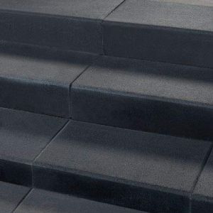 Met de Traptrede 100x35x15 cm van Kijlstra kunt u uw tuin helemaal af maken! De traptrede is gemaakt van beton en kunt u perfect gebruiken wanneer u hoogteverschillen wilt creëren in uw tuin. Tevens creëert u ook een speels effect in uw tuin met de traptr