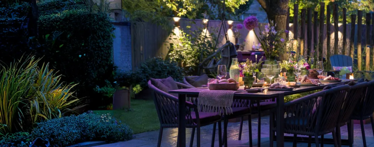 Sfeervol verlicht terras en tuin met in-lite buitenverlichting