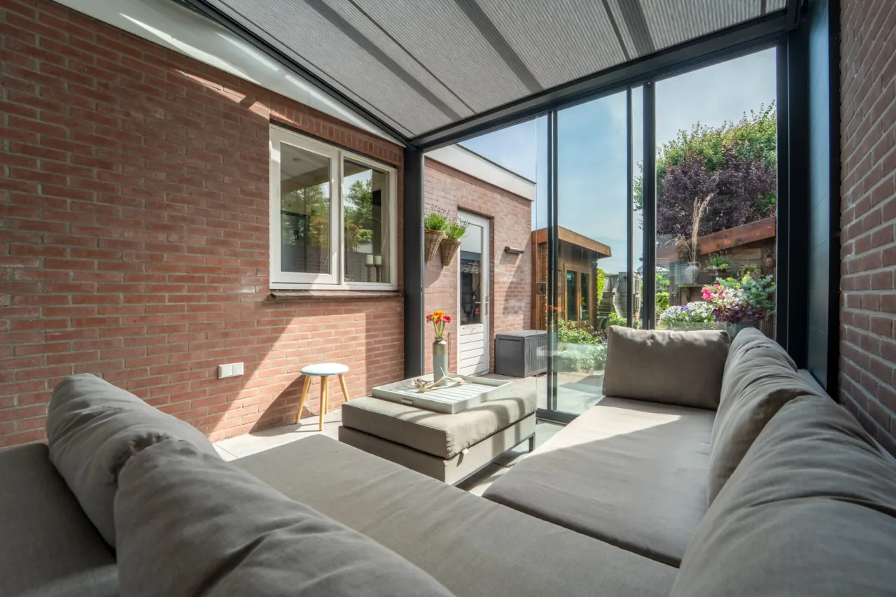 Zitruimte onder de Aluxe Trendline overkapping met glazen wanden