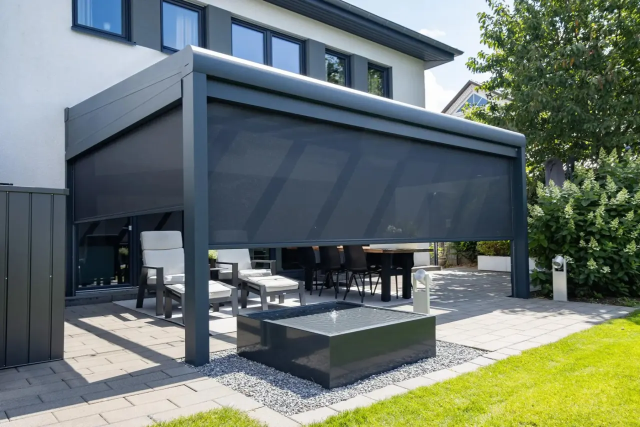 sfeerafbeelding verticale zonwering van Aluxe
