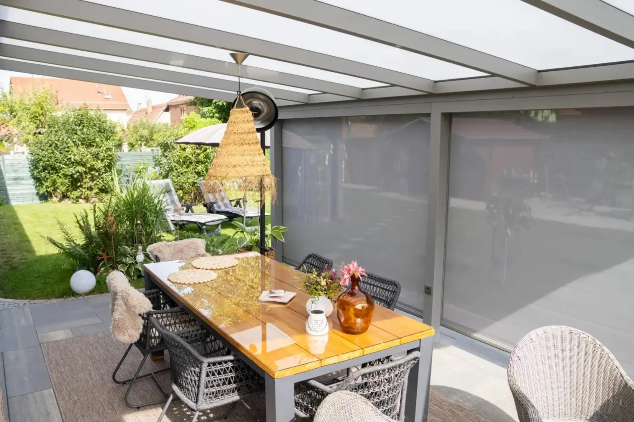 sfeerafbeelding verticale zonwering van Aluxe