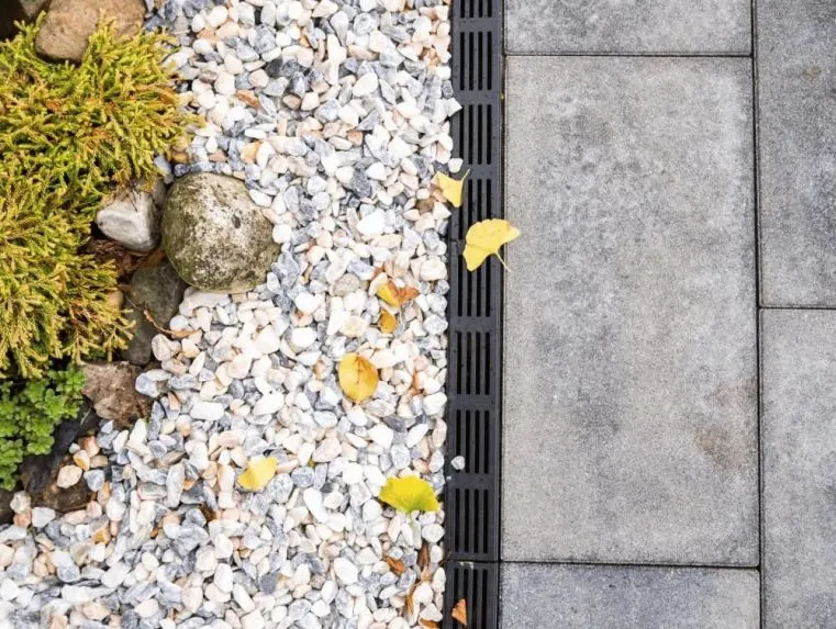 Lijngoten plaatsen: zo leg je zelf een afvoergoot in de tuin aan