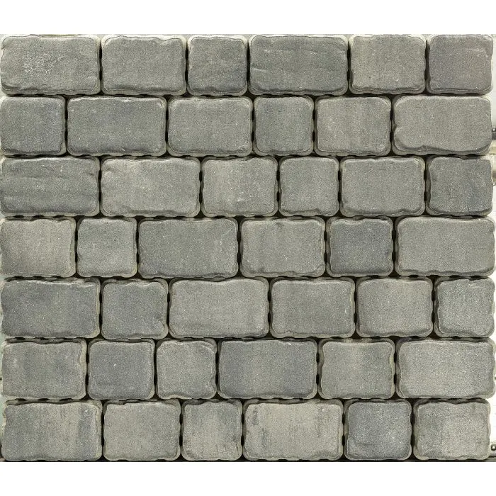 Courtstones 6 cm Iron Grey betonnen kasseien met natuursteen-look gelegd in wildverband op een oprit.