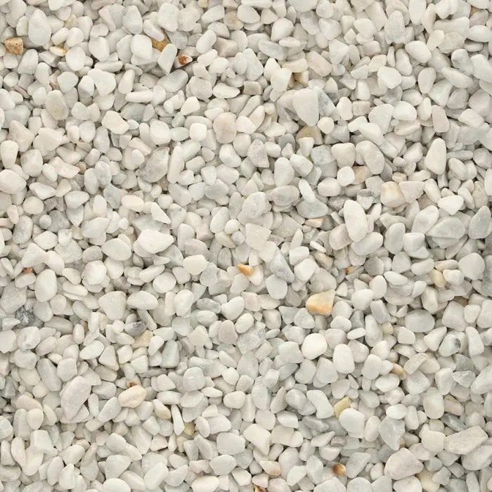 Carrara rond 12-16 mm (BigBag 1000 kg) is een wit marmeren, Italiaanse split voor in de tuin.