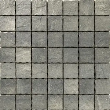 Strakke oprit van Plazza 15x15x6 cm Iron Grey betonstenen met een fijne structuur en moderne grijstinten.