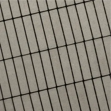 Bovenaanzicht van Recto Aqua Grey waterdoorlatende betonklinkers met brede voegen, gelegd als oprit.