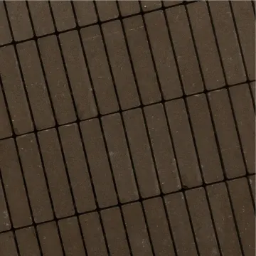 Warm genuanceerde Recto Aqua Paris waterdoorlatende klinkers in waalformaat, gelegd in een oprit met brede infiltratievoegen.