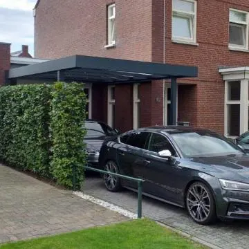 Houten carport naast een woning