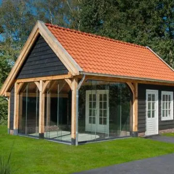 Houten kapschuur met berging