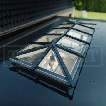 Lichtstraat in het dak van een overkapping