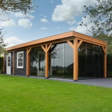 Modern tuinhuis met glazen wand
