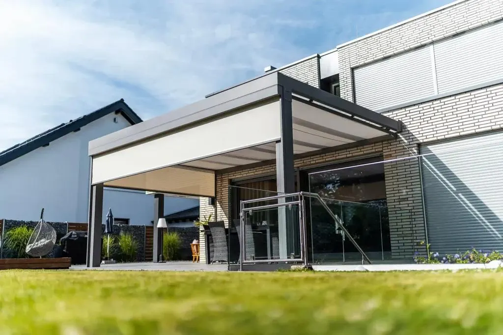 sfeerafbeelding verticale zonwering van Aluxe